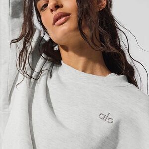 ALO Yoga Women's Light Gray Sweatshirt